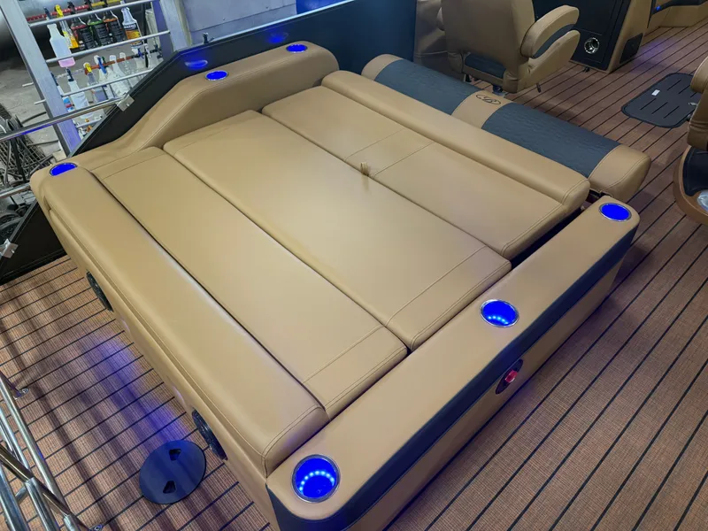 Slide: The Image of Bentley Pontoons Elite 223 Swingback Tritoon 2026 - 21