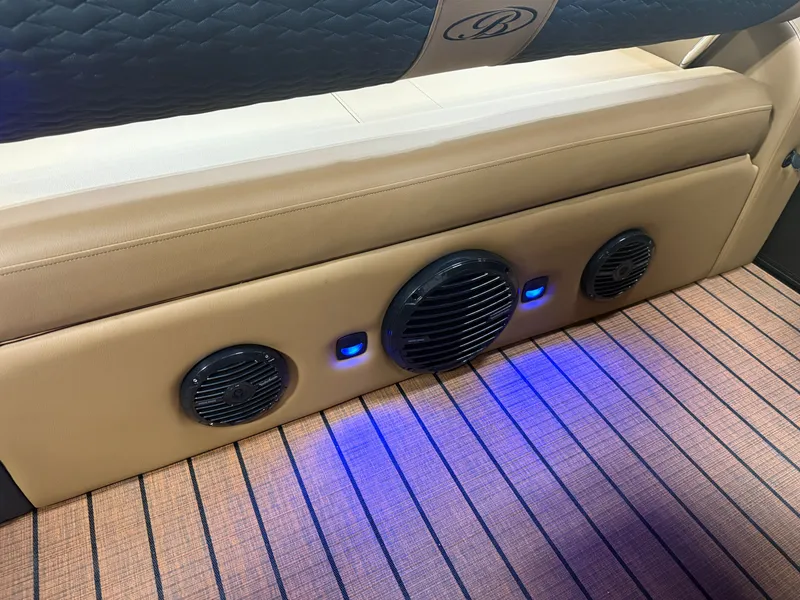 Slide: The Image of Bentley Pontoons Elite 223 Swingback Tritoon 2026 - 36