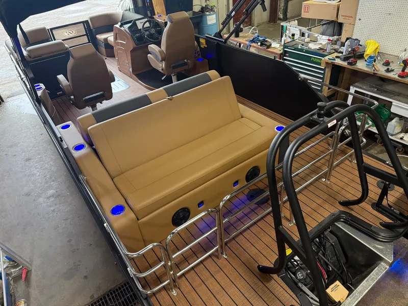 Slide: The Image of Bentley Pontoons Elite 223 Swingback Tritoon 2026 - 54