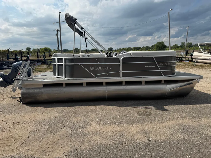 Slide: The Image of Sweetwater 1880 Pontoon 2021 - 15