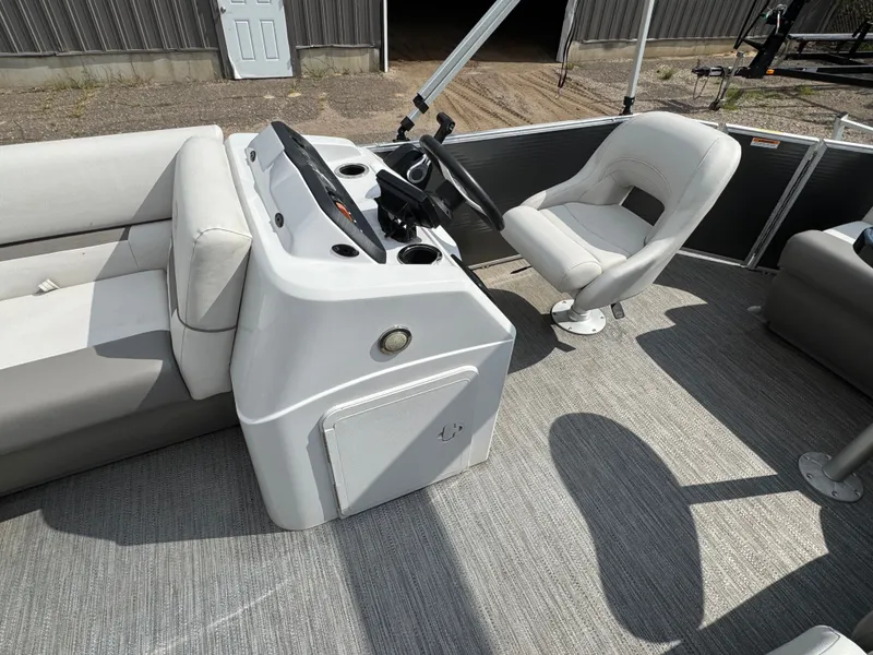 Slide: The Image of Sweetwater 1880 Pontoon 2021 - 17