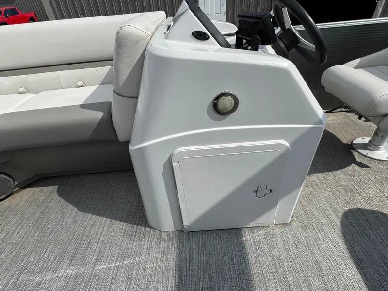 Slide: The Image of Sweetwater 1880 Pontoon 2021 - 18