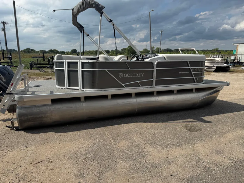 Slide: The Image of Sweetwater 1880 Pontoon 2021 - 36