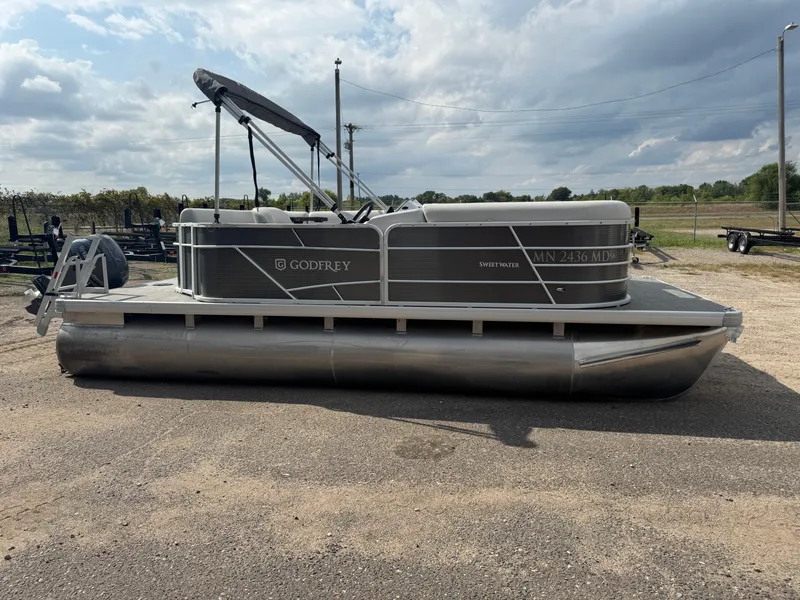 Slide: The Image of Sweetwater 1880 Pontoon 2021 - 37