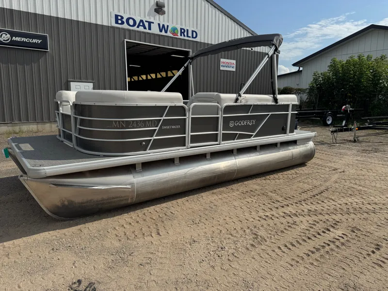 Slide: The Image of Sweetwater 1880 Pontoon 2021 - 44