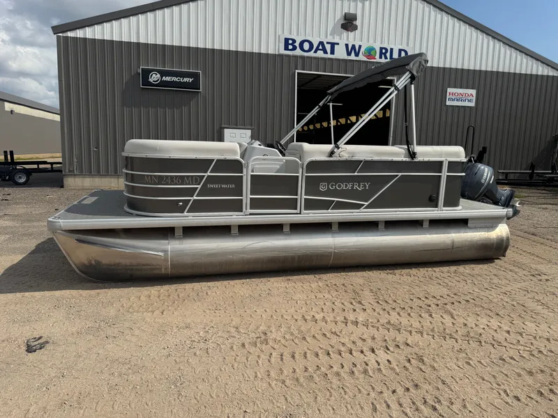 Slide: The Image of Sweetwater 1880 Pontoon 2021 - 46