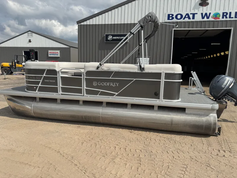 Slide: The Image of Sweetwater 1880 Pontoon 2021 - 48