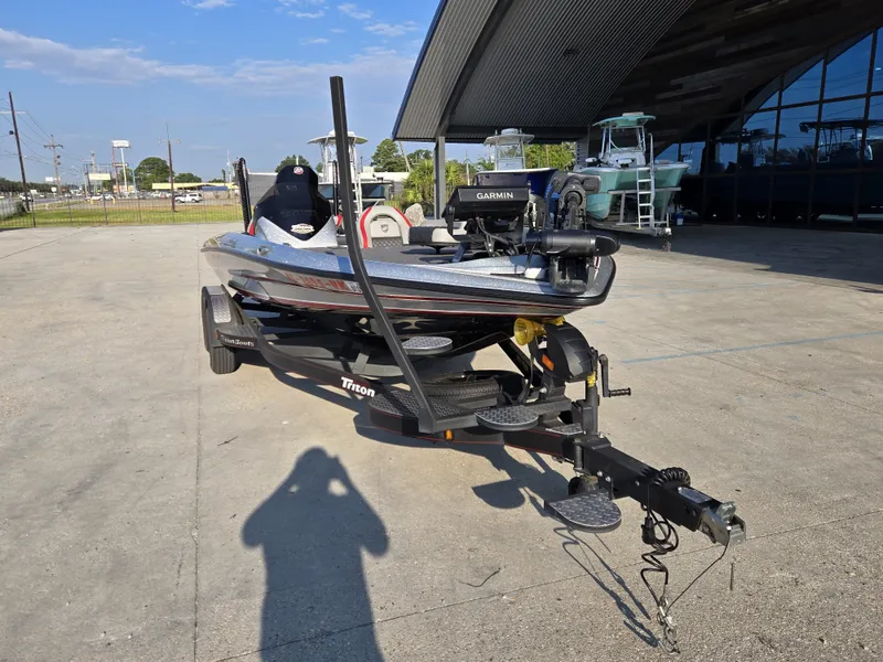 Slide: The Image of Triton 20 TrX Patriot 2021 - 8