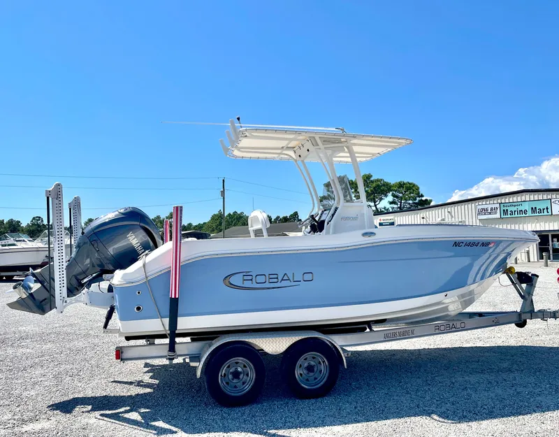 Slide: The Image of Robalo R202 Explorer 2023 - 1