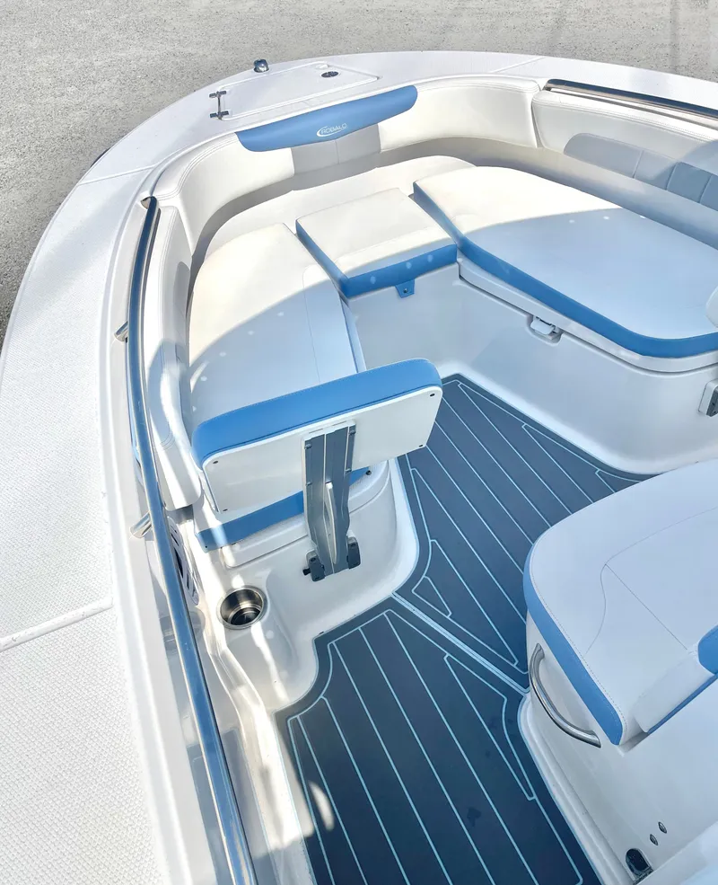 Slide: The Image of Robalo R202 Explorer 2023 - 10