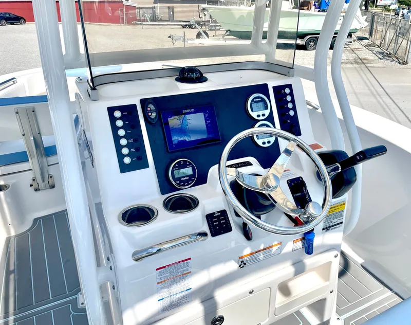 Slide: The Image of Robalo R202 Explorer 2023 - 11