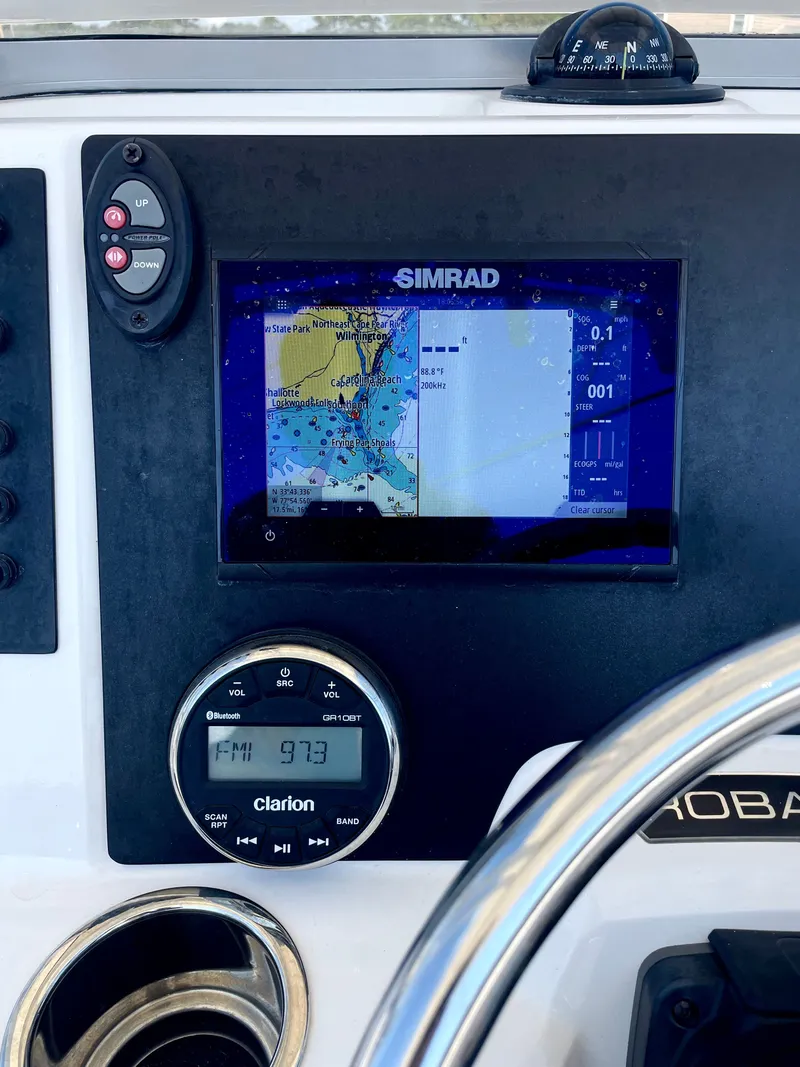 Slide: The Image of Robalo R202 Explorer 2023 - 16