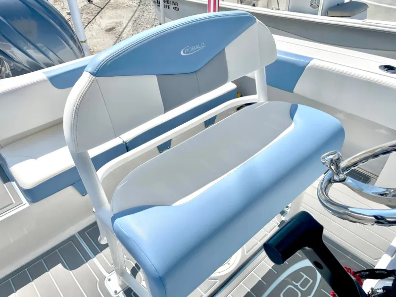 Slide: The Image of Robalo R202 Explorer 2023 - 17