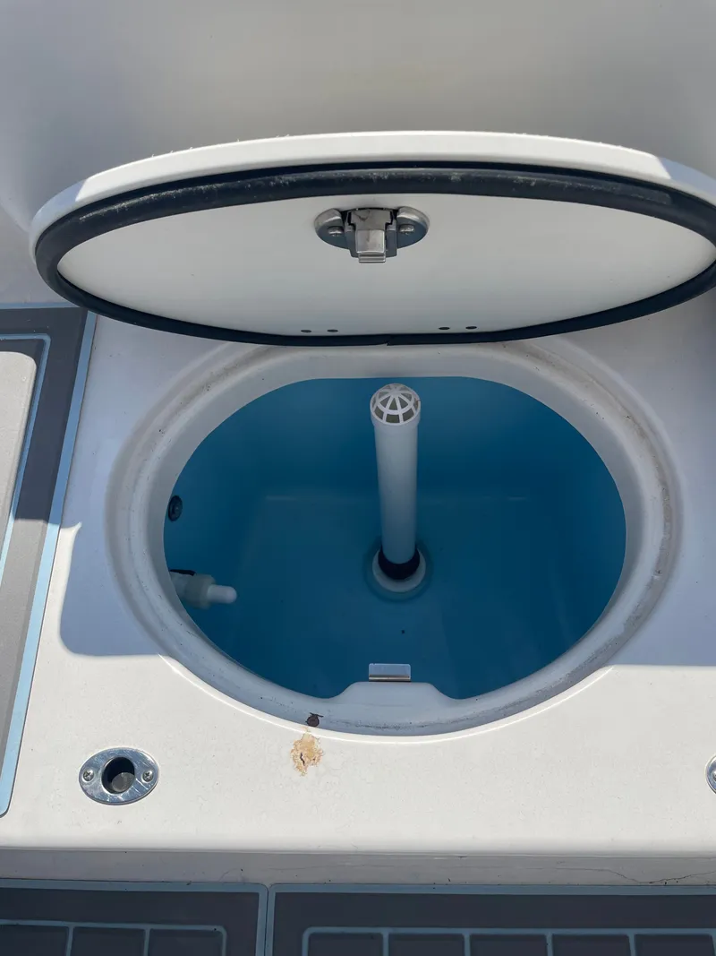 Slide: The Image of Robalo R202 Explorer 2023 - 18