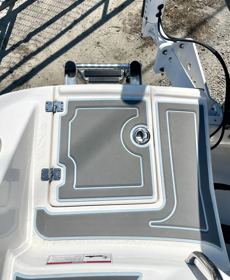 Slide: The Image of Robalo R202 Explorer 2023 - 22