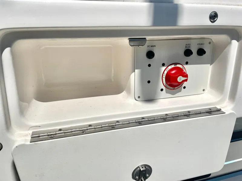 Slide: The Image of Robalo R202 Explorer 2023 - 23