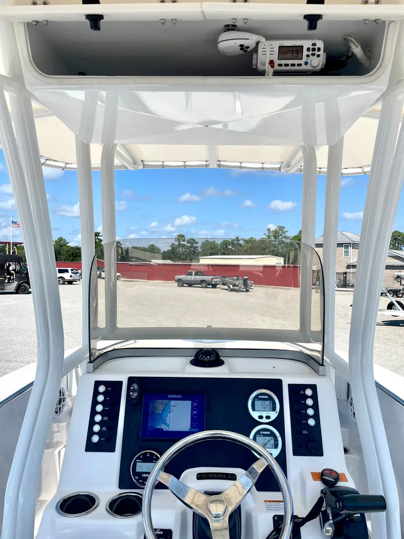 Slide: The Image of Robalo R202 Explorer 2023 - 26