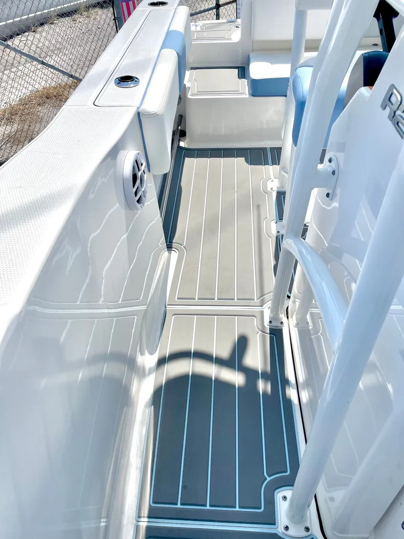 Slide: The Image of Robalo R202 Explorer 2023 - 27