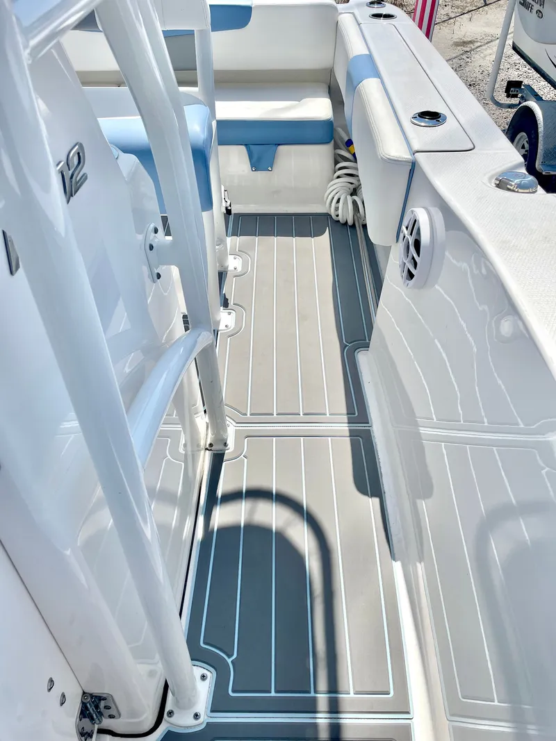 Slide: The Image of Robalo R202 Explorer 2023 - 28