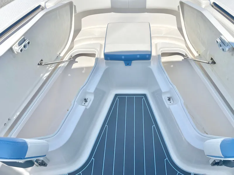 Slide: The Image of Robalo R202 Explorer 2023 - 29