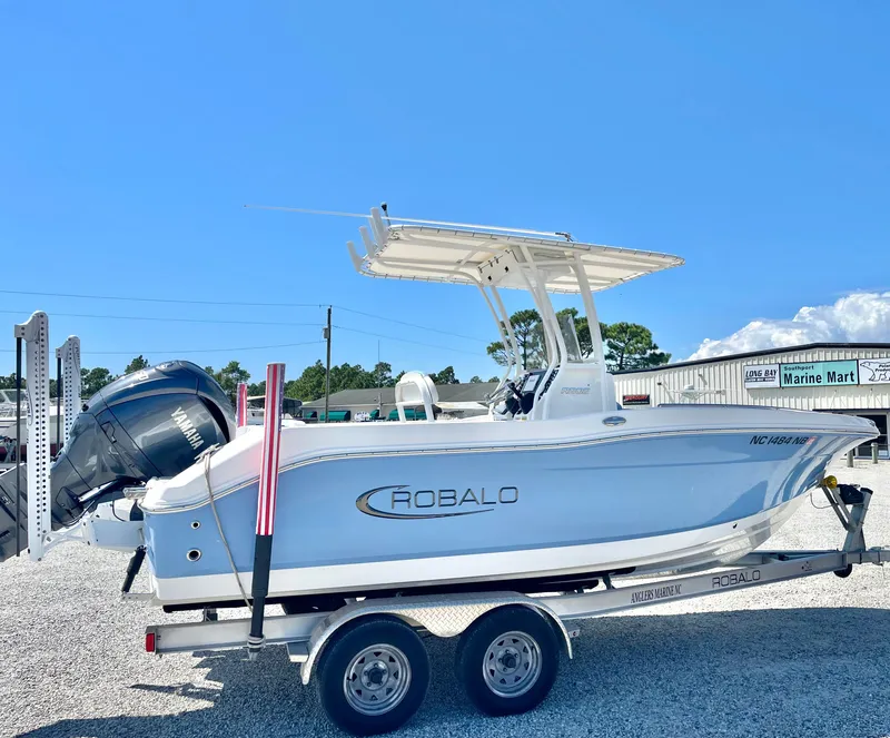 Slide: The Image of Robalo R202 Explorer 2023 - 3