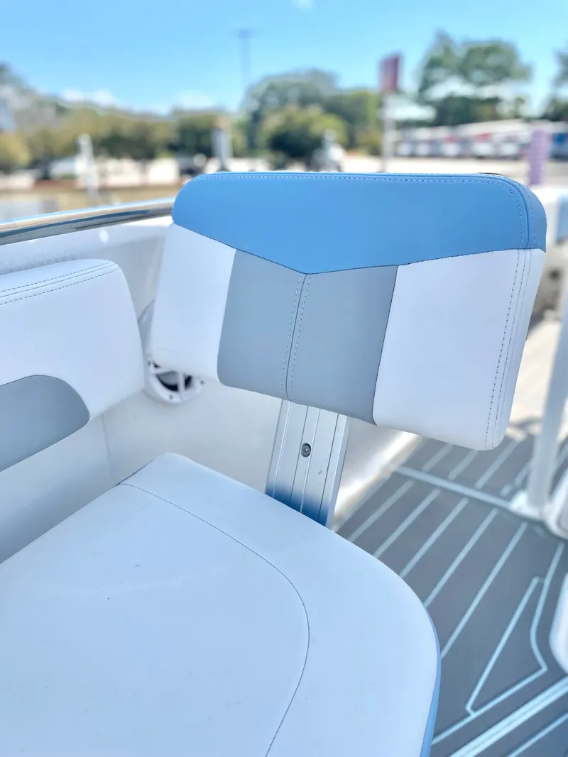 Slide: The Image of Robalo R202 Explorer 2023 - 30