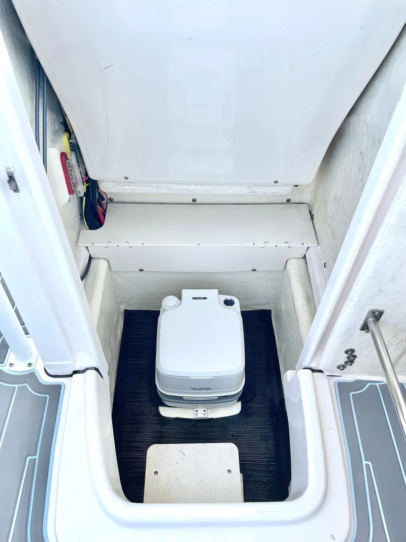 Slide: The Image of Robalo R202 Explorer 2023 - 33