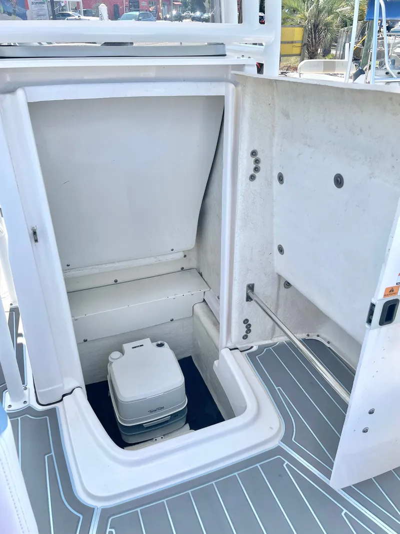 Slide: The Image of Robalo R202 Explorer 2023 - 34