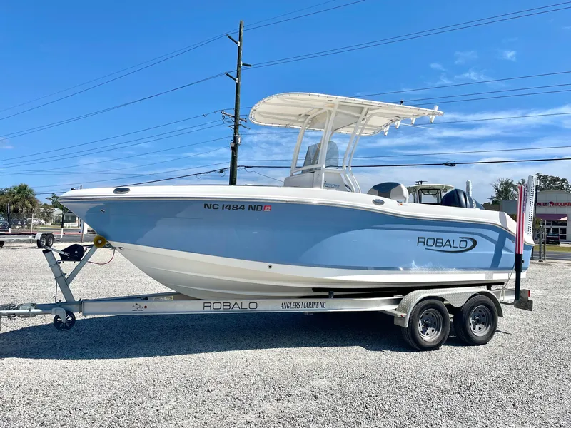 Slide: The Image of Robalo R202 Explorer 2023 - 4