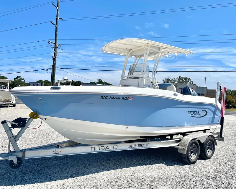 Slide: The Image of Robalo R202 Explorer 2023 - 5