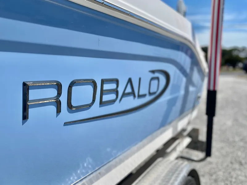 Slide: The Image of Robalo R202 Explorer 2023 - 6