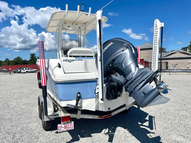 Slide: The Image of Robalo R202 Explorer 2023 - 7