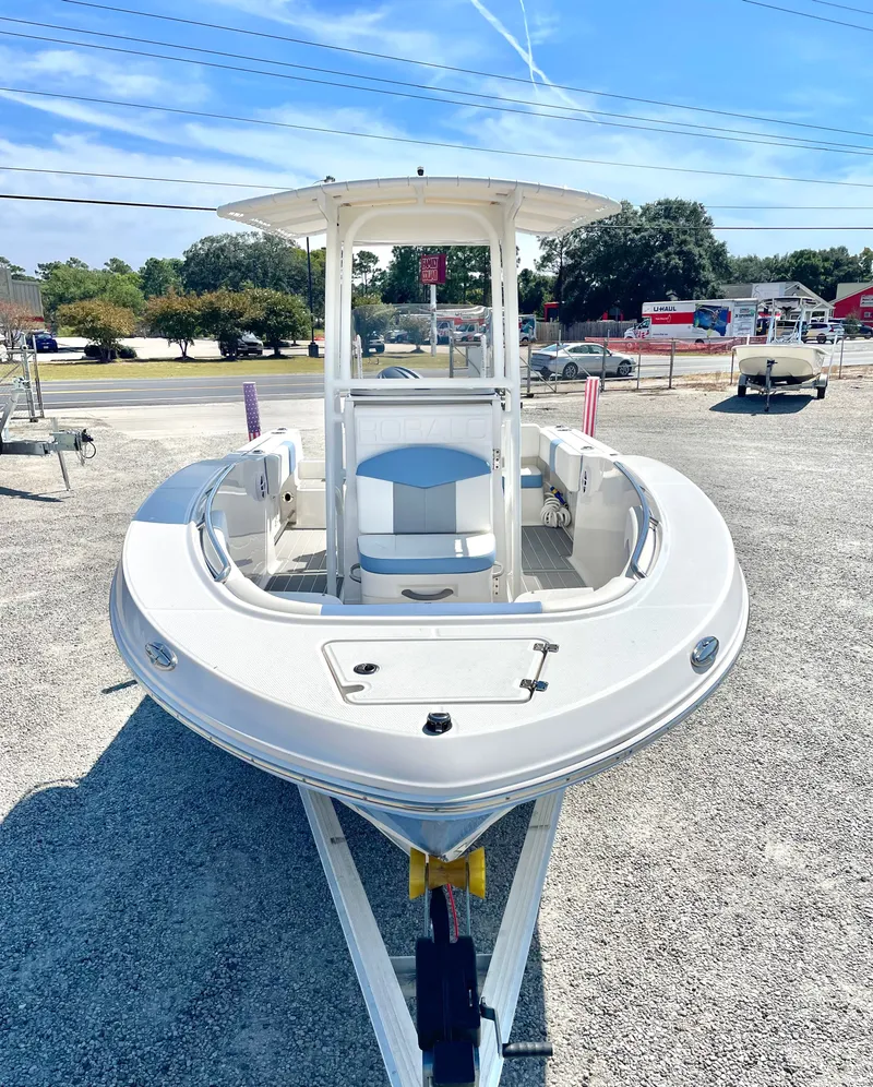 Slide: The Image of Robalo R202 Explorer 2023 - 8