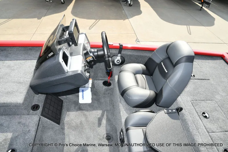 Slide: The Image of Tracker Savage 215 w/200HP Mercury Pro-XS 2026 - 41