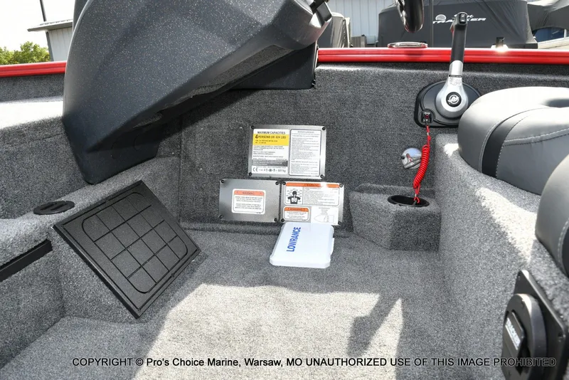 Slide: The Image of Tracker Savage 215 w/200HP Mercury Pro-XS 2026 - 42