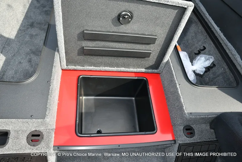 Slide: The Image of Tracker Savage 215 w/200HP Mercury Pro-XS 2026 - 51