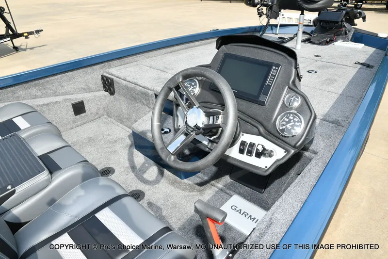 Slide: The Image of Ranger RT198P Cup Garmin Livescope Equipped 2026 - 8