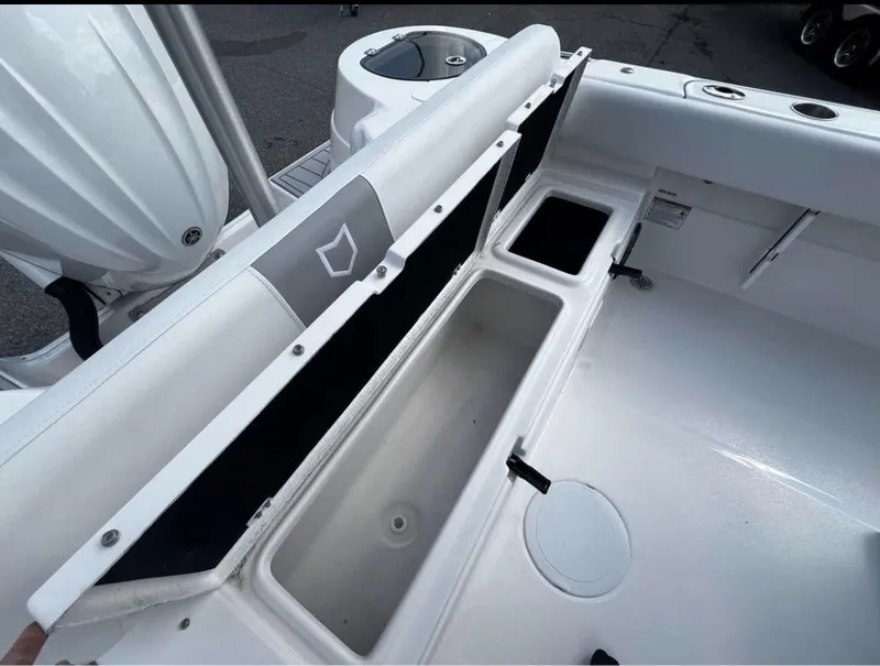 Slide: The Image of Sea Fox 248 Side Console 2025 - 16