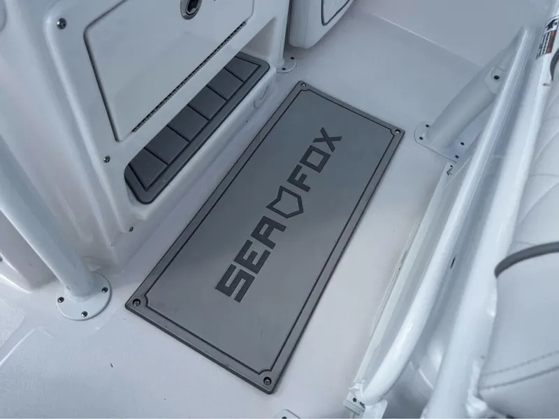 Slide: The Image of Sea Fox 248 Side Console 2025 - 7