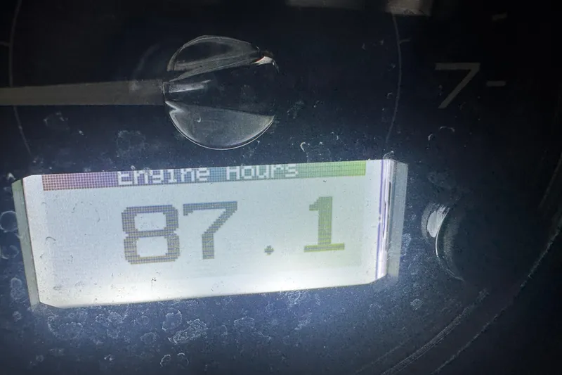 Slide: The Image of Monterey 255SS Super Sport 2021 engine hours display showing 87.1 hours. - 34