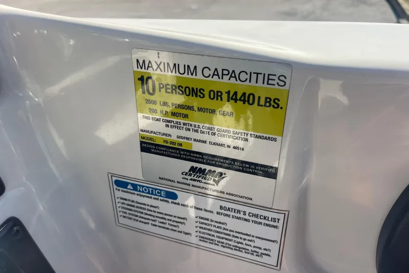 Slide: The Image of Capacity label on 2006 Hurricane FunDeck GS 202 OB, max 10 persons or 1440 lbs. - 21