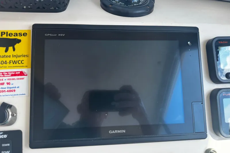 Slide: The Image of Garmin GPS display on 2007 Parker 2520 XLD Sport Cabin boat dashboard. - 10