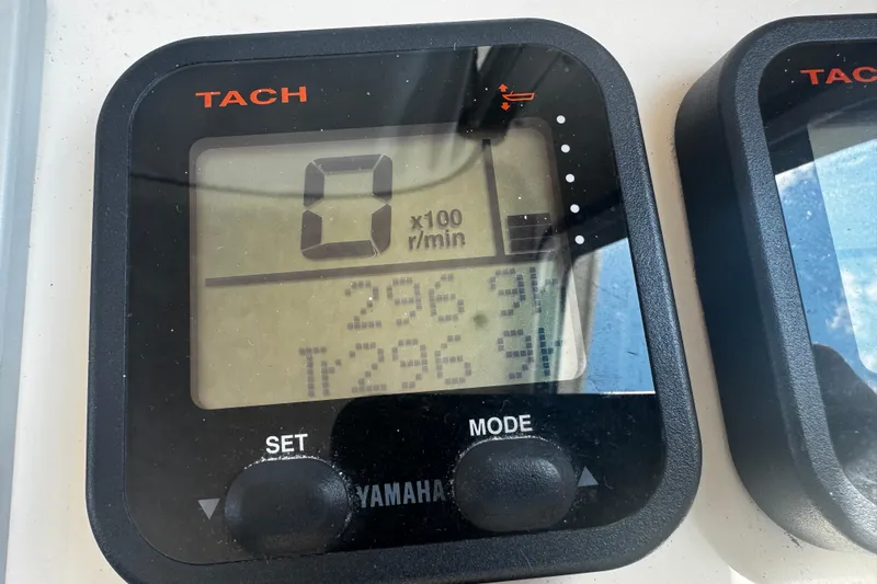 Slide: The Image of Tachometer display on 2007 Parker 2520 XLD Sport Cabin boat, showing zero RPM. - 11