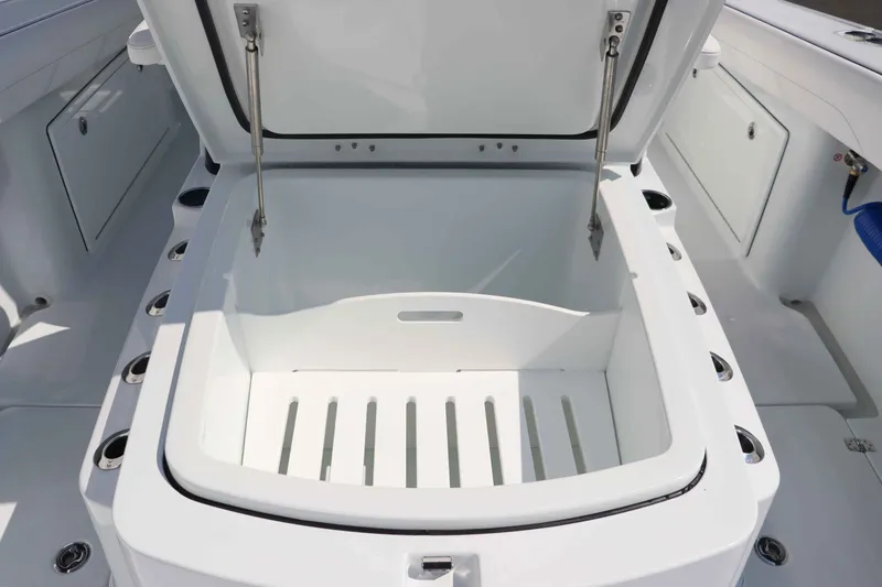 Slide: The Image of Yellowfin 36 Offshore 2026 - 25