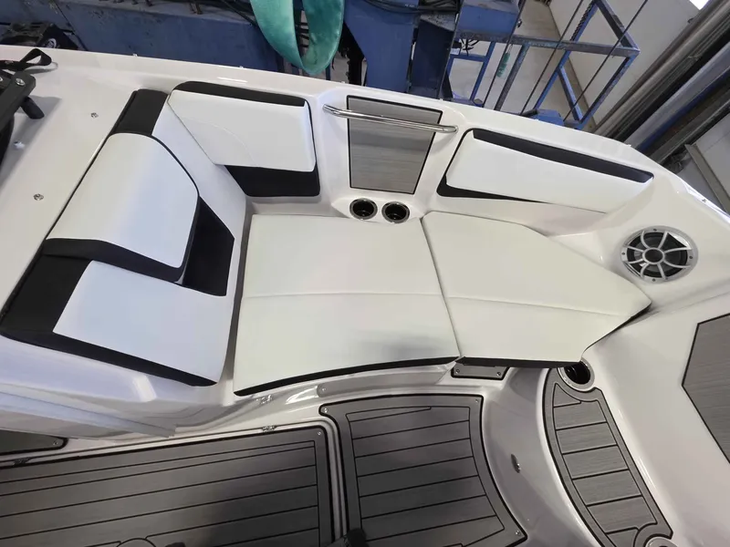 Slide: The Image of Yamaha 222S 2026 - 16