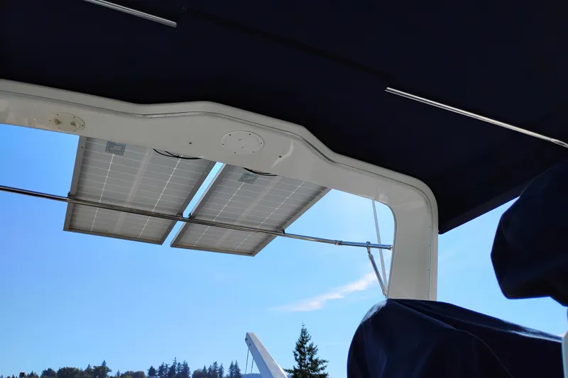 Slide: The Image of Bayliner 4788 Pilot House Motoryacht 2000 with solar panels under blue sky. - 26