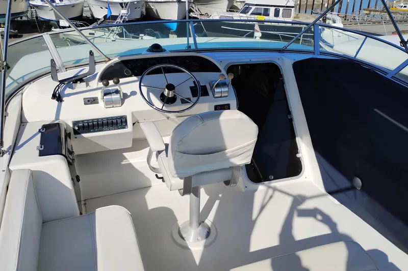 Slide: The Image of 2000 Bayliner 4788 Pilot House Motoryacht helm with steering wheel and controls. - 40