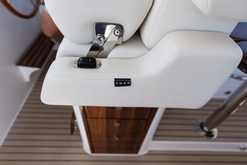 Slide: The Image of Throttle control of 2023 MJM Yachts 4, featuring modern design and technology. - 14