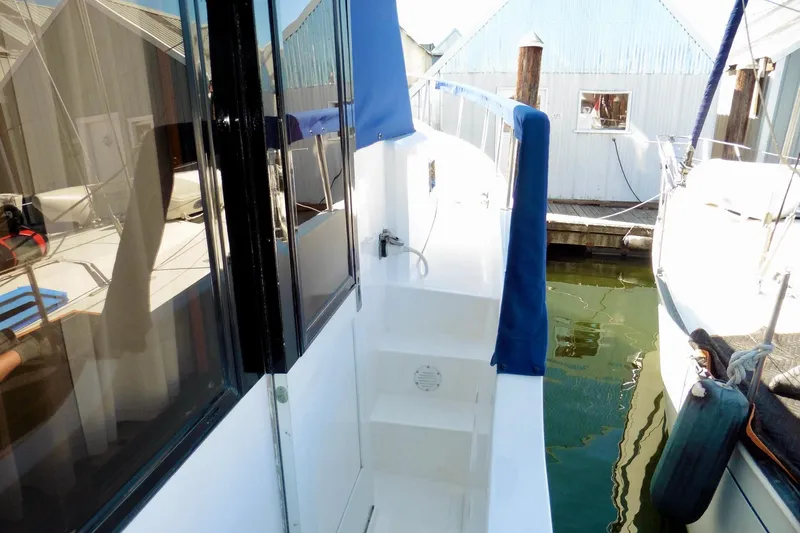 Slide: The Image of Ocean Alexander 423 Classico 2000 yacht deck with blue railings and dock view. - 10