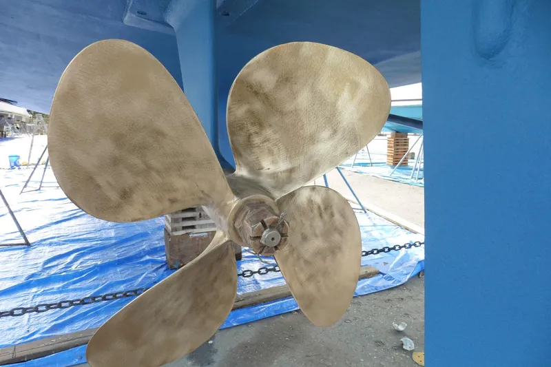 Slide: The Image of Propeller of 1997 Ocean Alexander 426 CLASSICO SEDAN, displayed on a blue tarp. - 111